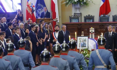 El presidente Gabriel Boric, y los expresidentes Eduardo Frei Ruiz-Tagle y Michelle Bachelet acompañaron el féretro con el cuerpo del ex presidente / Foto: cortesía EFE