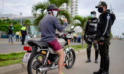 En Manta, miembros de la Policía controlan la circulación en el sector del malecón el 24 de abril de 2020. - Foto: Municipio de Manta