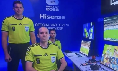 El oficial del VAR Shaun Evans quedó en el centro de la polémica tras aparecer en televisión realizando una señal que organizaciones antidiscriminación consideran asociada a grupos de extrema derecha./ Foto: cortesía