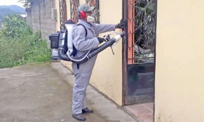 PREVENCIÓN. Personal fumigó en varios sectores como parte de la minga. Foto: La Hora