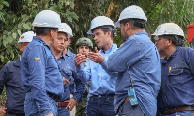 El gerente de Petroecuador, Leonard Bruns, recorrió la zona del río Loco / Foto: cortesía Petroecuador