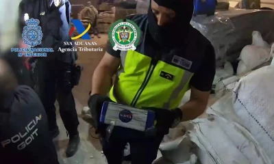 La Policía española intervenido más de 80.000 euros en efectivo, tres vehículos y nueve teléfonos móviles, algunos de ellos con comunicaciones encriptadas/ Foto: cortesía captura de pantalla Polícia de España