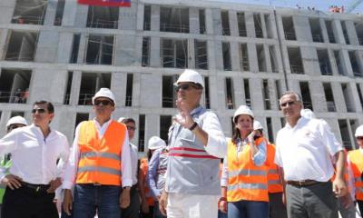 Rafael Correa en un recorrido al Hopital del IESS de los Ceibos en Guayaquil. Foto: Expreso