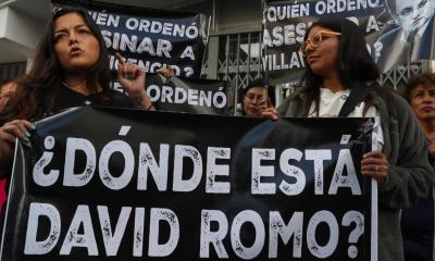 Decenas de personas se concentraron frente a la Fiscalía de Pichincha / Foto: EFE