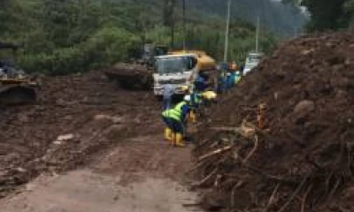 El paso en la carretera Baños-Puyo estuvo ayer restringido de forma parcial. Obreros se apuraban en despejar la calzada. Foto: El Universo