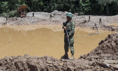 Policías y militares realizan un operativo contra la minería ilegal, en el Rio Punino / Foto: cortesía EFE