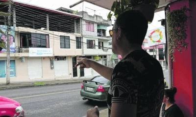 Testigos. Diosvanys y Marcela Viltre Estupiñán muestran el balcón desde el que saltó Santiago Ocampo. Foto: Expreso