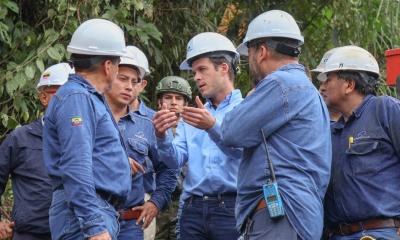 El gerente general de Petroecuador, Leonard Bruns, recorrió la zona del río Loco / Foto: cortesía Petroecuador