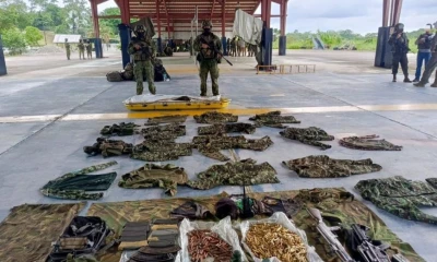 Las fuerzas de seguridad decomisaron dos fusiles, 1.505 cartuchos de diferentes calibres, alimentadoras, mochilas, chalecos y siete uniformes tipo militar / Foto: cortesía FF.AA.