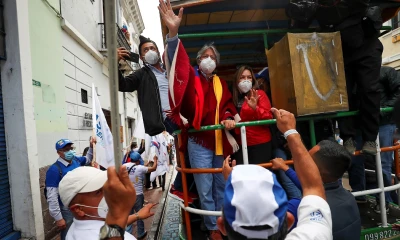 Guillermo Lasso cerró su campaña en una 'chiva quiteña' / Foto: EFE