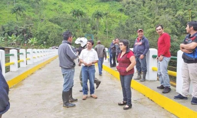VIALIDAD. El prefecto de la provincia entregó la obra a los moradores de las comunidades beneficiarias. Foto: La Hora