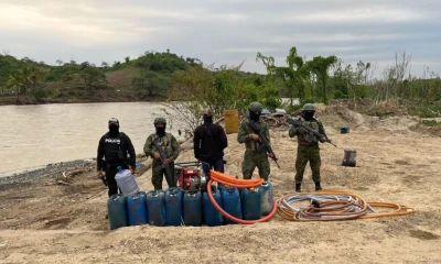 En un depósito clandestino encontraron diecinueve canecas con diésel y otras diecinueve con gasolina / Foto: cortesía Fuerzas Armadas
