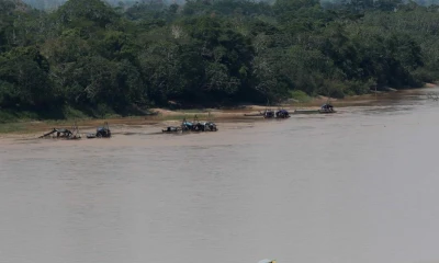 Los mineros ilegales ofrecen dinero a padres de niños para que estos acudan a las dragas / Foto: EFE