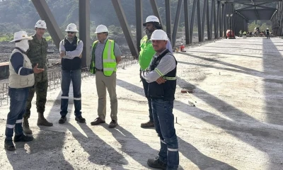 Se está realizando la fundición de hormigón sobre la plataforma vial del puente sobre el río Upano / Foto: cortesía MTOP
