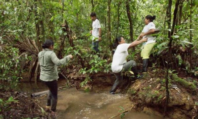Los pobladores de Zancudo Cocha saben sortear los obstáculos en la selva. Foto: La Hora
