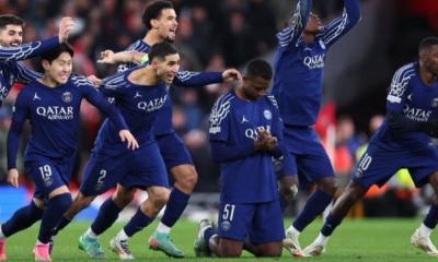 Willian Pacho permanece arrodillado mientras sus compañeros salen a festejar la clasificación / Foto: cortesía 