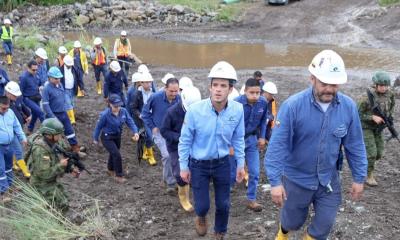 El gerente de Petroecuador, Leonard Bruns, recorrió la zona del río Loco / Foto: cortesía Petroecuador