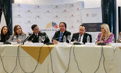 El sargento Danny Ibarra Guama se presentó hoy en la Comisión de Fiscalización, a su lado está la legisladora Kharla Chávez, que presidió la sesión de la Comisión. Foto: Ecuador en Vivo