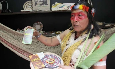 Manuela Omari sostiene en sus manos muestras de las artesanías y el chocolate que venden. Foto: La Hora