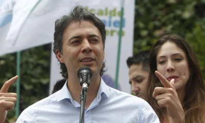 Daniel Quintero izó este lunes una bandera de su país en el distrito peruano de Santa Rosa de Loreto / Foto: EFE 