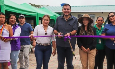El ministro Harold Burbano y la alcaldesa de El Coca, Shirma Cortés, participaron en la entrega / Foto: cortesía MIES