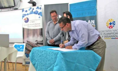 Convenios. Autoridades durante la firmo de los compromisos. Foto: La Hora