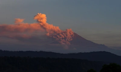 Unas dos emisiones de gases y ceniza detectadas por satélite se han elevado a alturas de entre 900 y 2.100 metros sobre el nivel del cráter, agregó el IG / Foto: EFE