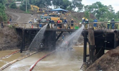La limpieza de crudo en el río Caple continúa / Foto: cortesía Petroecuador
