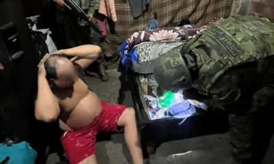 En el registro de la vivienda en la que le encontraron se incautó marihuana, quince relojes, tres teléfonos celulares y cinco armas blancas / Foto: cortesía FF.AA.