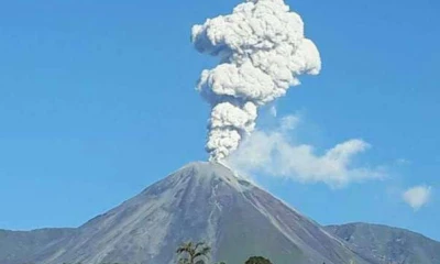 COLOSO. El volcán Reventador tuvo una erupción en 2002 que afectó a Quito, debido a la cantidad de ceniza. Foto: La Hora