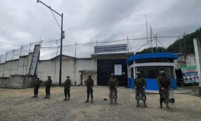 Ellos son el último grupo que falta por liberar de los 137 funcionarios de prisiones que quedaron el lunes retenidos por presos en siete centros carcelarios / Foto: cortesía de las redes