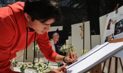 Hasta la Nunciatura llegaron decenas de creyentes, políticos y congregaciones religiosas / Foto: EFE 