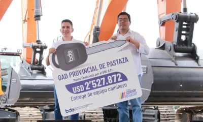 Carlos Rivera, gerente general del BDE, y el prefecto de Pastaza, André Granda, participaron en la ceremonia / Foto: cortesía BDE