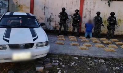 Los agentes inspeccionaron un vehículo en el que se ocultaban 100 paquetes cubiertos con cinta adhesiva / Foto: cortesía Policía Nacional