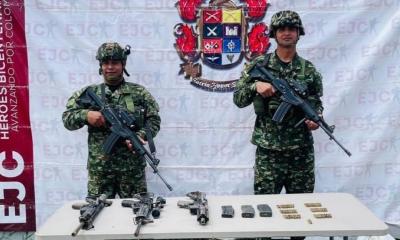 Las autoridades incautaron tres armas largas de asalto, una mira telescópica, tres proveedores y 62 cartuchos de diferentes calibres / Foto: cortesía Ejército Nacional de Colombia