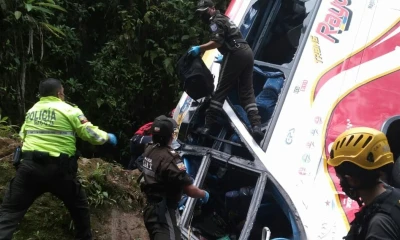 El autobús cayó por una quebrada en el sector del río Colorado, en la provincia de Morona Santiago. Foto / Cortesía ECU-911 Macas