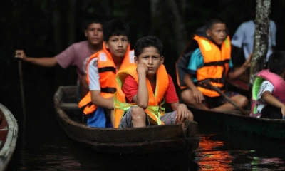Decenas de pequeños se reúnen para conversar sobre las problemáticas del barrio flotante de la ciudad de Iquitos / Foto: EFE
