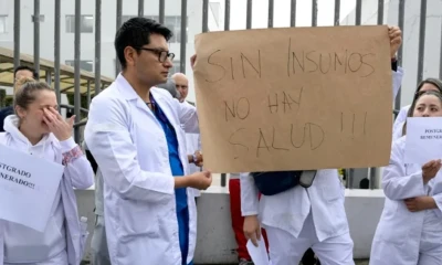 Médicos, pacientes y familiares protagonizaron una protesta en Quito para denunciar despidos masivos, escasez de medicamentos y falta de insumos básicos. / Foto: 