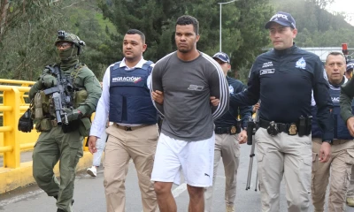 Carlos Arturo Landázuri fue entregado a la Policía colombiana en el puente fronterizo de Rumichaca / Foto: cortesía Policía Nacional 