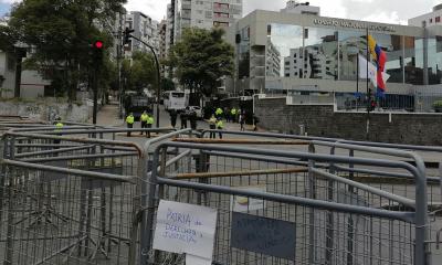 El correísmo llegó la noche del miércoles hasta las instalaciones del CNE en Quito para presentar una impugnación a más de 15.000 actas con supuestas irregularidades/ Foto: cortesía EFE