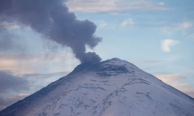 El Cotopaxi sigue lanzando ceniza, que llega a 2.400 metros de altura / Foto: EFE