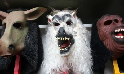 Ecuador despide el año quemando monigotes: muñecos de cartón o de tela rellenos de aserrín con caretas que dan rostro a personajes de ficción, política o farándula / Foto: EFE