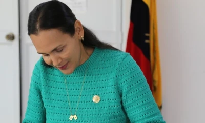La ministra de Energía y Minas, Inés Manzano, firmó el contrato / Foto: cortesía Ministerio de Energía y Minas