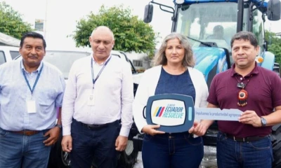 La Asociación de Ganaderos La Unión, de Lago Agrio, recibió un tractor agrícola / Foto: cortesía MAG