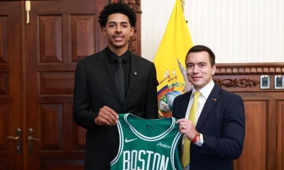 RJ Luis Jr. le obsequió una camiseta de los Boston Celtics al presidente Daniel Noboa / Foto: cortesía Presidencia