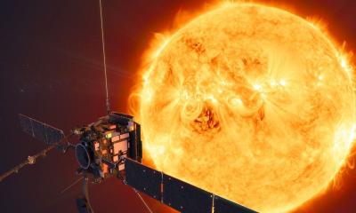 El viento solar, formado por plasma o partículas cargadas, sale de la atmósfera (o corona) solar y viaja por el espacio, chocando con todo lo que encuentra a su paso / Foto: EFE