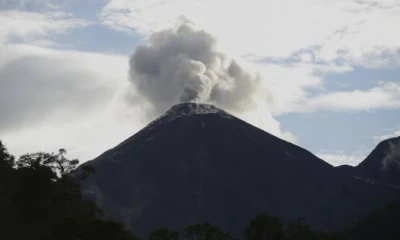 Imagen del volcán El Reventador captada en mayo de 2014. Está ubicado aproximadamente a 90 kilómetros al este de Quito, en el límite de las provincias de Napo y Sucumbíos. Foto: El Universo