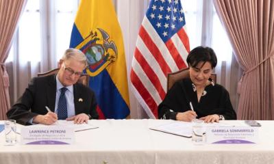 Lawrence Petroni, encargado de Negocios de EE.UU., y la canciller, Gabriela Sommerfeld, firmaron el acuerdo / Foto: cortesía Cancillería