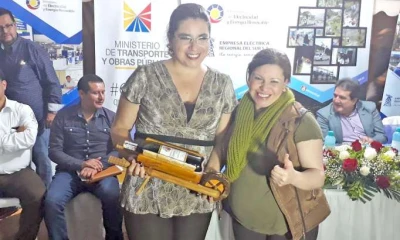 EVENTO. La ministra de Electricidad y Energía Renovable, Elsy Parodi Ocaña, junto a Alicia Jaramillo, titular de la Eerssa, durante el acto de inauguración de las obras de electrificación en Zamora.