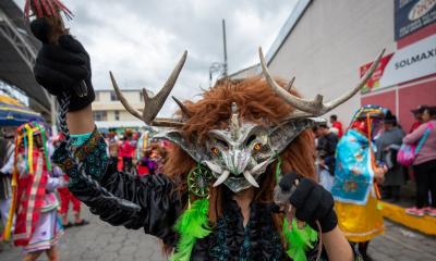 A unos 120 kilómetros al sur de Quito, gente vestida de diablos, con máscaras coronadas por inmensos cuernos y expresiones que parecen nacidas de las peores pesadillas, bailan durante la tradicional 'Diablada de Píllaro'/ Foto: cortesía